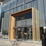 Außergewöhnliche Fassade in Salt-Lake-City: Elemente aus Eukalyptusholz gehen über eine Höhe von 7 m scheinbar fließend in Glaselemente über. Bilder: Steel Encounters Inc, Salt Lake City, US