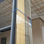 Die einlaminierten Holzfurniere liegen parallel im Laminat – Voraussetzung für den exakten Anschluss der Holzbalken und die perfekte Optik. Bild: Steel Encounters Inc, Salt Lake City, US