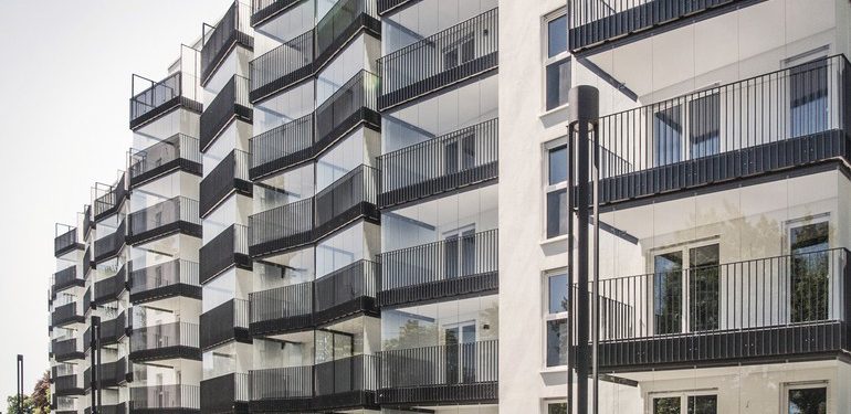 Balkon mit Verglasungssystem schafft Schalldämmung von über 11 dB. Bild: Solarlux GmbH