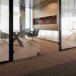 Büro mit rötlich-braunem Teppichboden. Bild: Tarkett