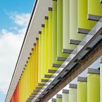 Fassade mit Glaslamellen im RAL-Farbspektrum als Sonnenschutz für das RAL-Gebäude in Bonn