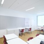 Akustikdecke und Wandabsorber in Klassenzimmer in einer Oberschule in Quakenbrück