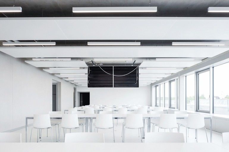 Konferenz-/Unterrichtsraum, weiß mit offenliegendem Deckenheizpanel