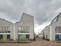 Wohnhäuser in Eindhoven mit grauer Klinkerfassade und Sheddächern