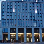 Mit Glasfaserbeton-Fassadenplatten gestaltete Fassade an einem Hotel am Berliner Alexanderplatz.