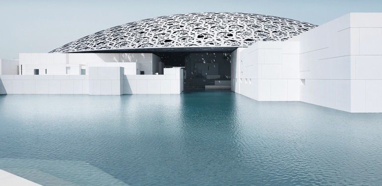 Der Louvre Abu Dhabi von Jean Nouvel. Die flache, lichtdurchlässige Metallkuppel hat einen Durchmesser von mehr als 180 m. Bild: Mohamed Somji