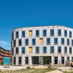Der Einsatz von Recycling-Beton beim Erweiterungsbau für das Umweltbundesamt in Dessau tritt vor der Montage der Fassade deutlich zu Tage. Bilder: Opterra/Sven-Erik Tornow