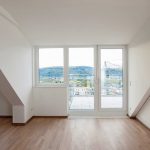 Moderner Wohnkomfort entsteht durch eine jeweils raumindividuell steuerbare Fußbodenheizung mit kontrollierter Lüftung. Bild: Schütz GmbH & Co. KGaA / Madjid Asghari