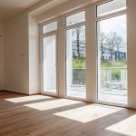 Lediglich die schmalen Schlitze im Fußboden an den Glasflächen verraten die Existenz moderner Haustechnik. Bild: Schütz GmbH & Co. KGaA / Madjid Asghari