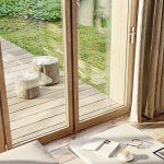 Terrassenglastür mit dünnem Rahmen aus Naturholz. Bild: Solarlux GmbH