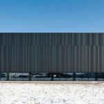 Eine individuelle Fassadengestaltung ermöglichen die Metall-Fassadenpaneele „Planum“ von Domico mit ihren unterschiedlichen Farben und Paneelbreiten. Bild: Martin Rudau
