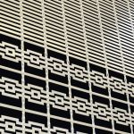 Das Edelstahl-Gewebe „Largo Design“ besteht horizontal aus gelaserten Blechen, die mit unterschiedlichsten Geometrien versehen werden können. Bild: Haver & Boecker