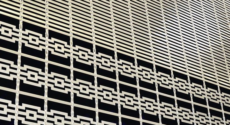 Das Edelstahl-Gewebe „Largo Design“ besteht horizontal aus gelaserten Blechen, die mit unterschiedlichsten Geometrien versehen werden können. Bild: Haver & Boecker