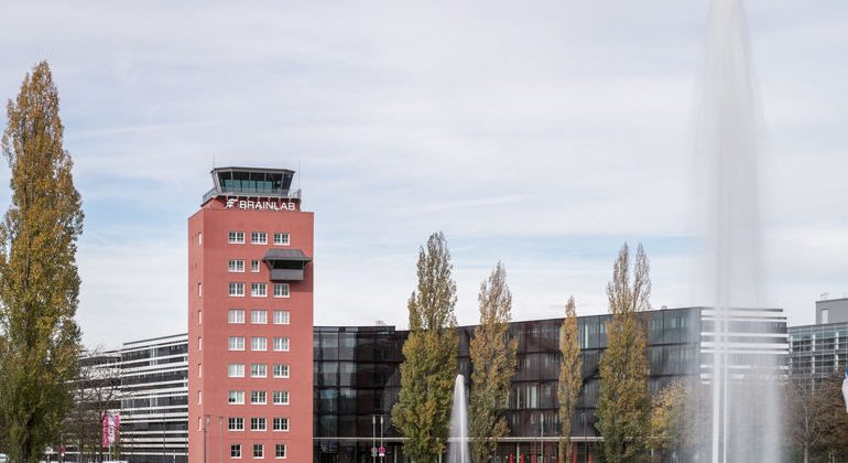 Der denkmalgeschützte, vollständig kernsanierte ehemalige Flughafen-Tower ist markanter Teil des neuen Gebäudekomplexes in München-Riem. Bild: Lindner Group