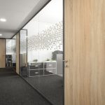 Die Büroräume sind ruhig und in harmonischen Farben gehalten. Glastrennwände „Lindner Life 620“ sorgen für entsprechenden Schallschutz. Bild: Lindner Group
