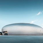 Schindeln aus Aluminium für Dach und Fassade für eine Sporthalle in der Nähe von Prag: Die jungen Architekten assozieren mit ihrem Kuppelentwurf ein UFO. Bild: PREFA | Croce & Wir