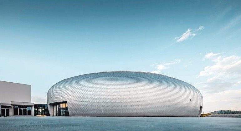 Schindeln aus Aluminium für Dach und Fassade für eine Sporthalle in der Nähe von Prag: Die jungen Architekten assozieren mit ihrem Kuppelentwurf ein UFO. Bild: PREFA | Croce & Wir