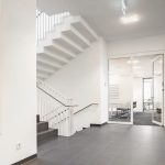 Die Treppe für den Mitarbeiterbereich mit glasabgetrennten Büros erhielt Elemente für den Trittschallschutz. Bild: Daniel Vieser. Architekturfotografie, Karlsruhe
