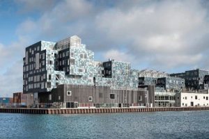 Solarfassade für Copenhagen International School: Containerarchitektur mit PV-Modulen sowie LCD-Monitoren, die den Stromverbrauch für die Schüler zeigen. Bild: Adam Moerk