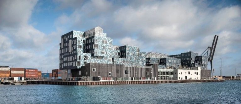 Solarfassade für Copenhagen International School: Containerarchitektur mit PV-Modulen sowie LCD-Monitoren, die den Stromverbrauch für die Schüler zeigen. Bild: Adam Moerk