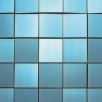 Silizium-Module mit farbigem Solarglas, abwechselnd geneigt montiert, verleihen der Fassade einen höchst interessanten Effekt. Bild: Adam Moerk
