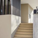 Treppe führt zur Erweiterung eines Hotels in Köngen