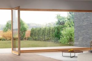 Bodentiefes Wohnzimmerfenster mit Terrassentür, Glas mit Holzrahmen