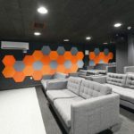 Kinosall mit dekorativen Wandpaneelen in Wabenoptik für verbesserte Akustik