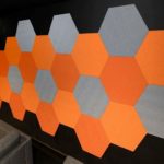 Dekorative Wandpaneele in Wabenoptik für verbesserte Akustik