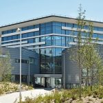 Fassadenbekleidung aus biegefestem und präzise formbarem Aluminiumverbundwerkstoff für ein neues Universitätsgebäude in Bournemouth. Bild: Paul Scott