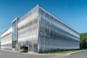 In Bielefeld hat das Unternehmen Goldbeck ein Mitarbeiter-Parkhaus in Systembauweise mit individuell entwickelter Aluminiumfassade errichtet. Bilder: Goldbeck
