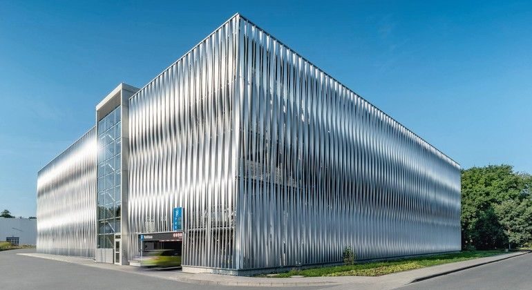 In Bielefeld hat das Unternehmen Goldbeck ein Mitarbeiter-Parkhaus in Systembauweise mit individuell entwickelter Aluminiumfassade errichtet. Bilder: Goldbeck
