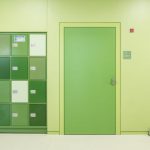 Wand, Tür und Schließfächer folgen einem Farbkonzept – hier im grünen Cluster. Die Feuchtraumtür hält Feuchtigkeit und einer hohen Benutzerfrequenz stand. Bild: Hörmann / Schörghuber