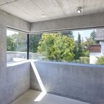 Übereck-Verglasung in der 45 cm dicken Außenwand aus Infraleichtbeton. Bild: InformationsZentrum Beton / Guido Erbring