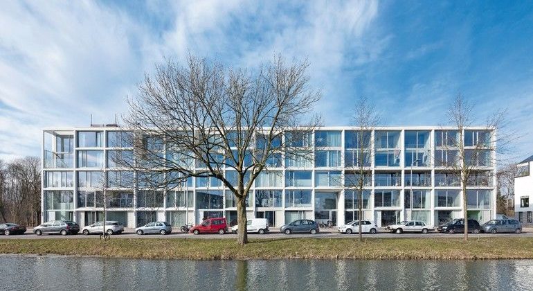 Beton-Fertigteile für Decken, Innenwände und Fassadenelemente als hochwertige Modulbauweise für Bauherrengemeinschaft mit Selbstausbaumöglichkeit. Bild: Stijn Poelstra