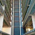 Im 246 m hohen Büroturm sind zwei „Wöhr Multiparker 750“ integriert. Die vollautomatischen Parksysteme stapeln 424 Fahrzeuge auf einer Fläche von circa 895 m² im Hochregal. Bild: Wöhr