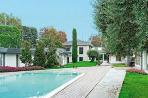 Luxuriöse Villen-Anlage mit Gartenhaus und Pool