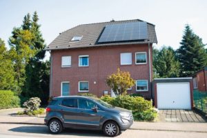 Photovoltaik-Module auf Dach einer Doppelhaushälfte