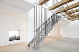 Treppe aus Stahl mit deckenhohen Flachstahl-Geländerstäben