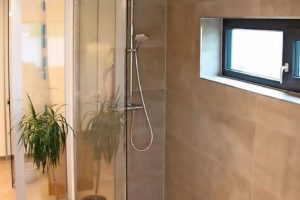Ebenerdige, geflieste Dusche mit Glastrennwand. Bild: Vitramo, Tauberbischofsheim