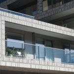 Vorgelagerte Balkone verschaffen neue und interessante Blickwinkel. Die Fassade spielt mit hellen, in unterschiedlichen Beige-Tönen schimmernden Nuancierungen. Bild: Luuk Kramer