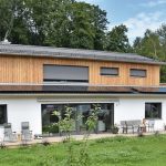 Das fertiggstellte Haus in Brettsperrholzbauweise bietet 360 m² Wohnfläche. Bild: Zimmerei Edhofer