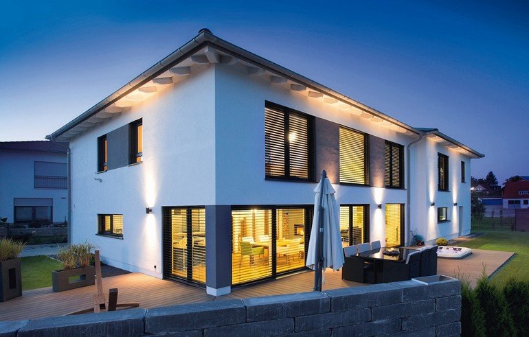 Große Aluminium-Kunststoff-Fenster und -Terrassentüren sorgen in einem EFH in Oberbayern für viel Tageslicht sowie guten Wärme- und Schallschutz. Bilder: Kneer-Südfenster