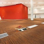 Großer Saal mit Holzfußboden und rot akzentuiertem Wandteil. Bild: Lindner-Group
