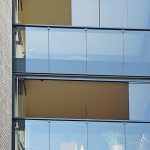 Die verschließbaren Glaselemente schützen das Balkonmobiliar und lassen zugleich einen eigenständigen Raum entstehen. Bild: Lumon
