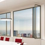 Konferenzraum mit großen Fenstern und Ausblick auf eine Skyline. Bild: Sapa Building Wicona
