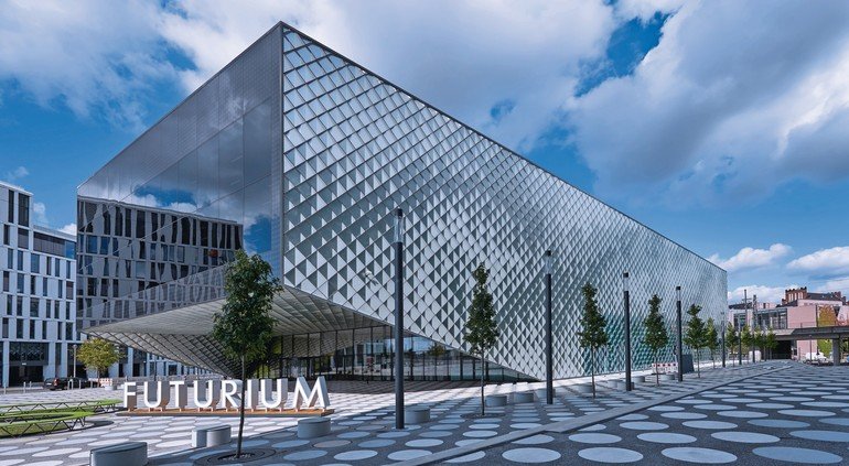 Zwei großformatige Structural-Glazing-Fassaden und Tausende rautenförmige Elemente aus keramisch bedrucktem Gussglas bilden die Hülle des Futurium Berlin. Bild: Arup/Rossmann, Berlin