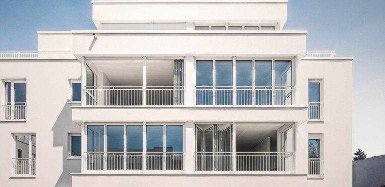 Glas-Faltwände für hochwertige Etagenwohnungen: Anstelle von üblichen Balkonen kann die Glasfassade schnell in eine offene Loggia umgewandelt werden. Bild: Solarlux GmbH