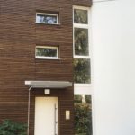 Hochwertiges Kebony-Holz sorgt zusammen mit weißen Putzflächen für ein frisches Fassadenbild und fügt sich gut ins grüne Stadtviertel ein. Bild: Manfred Vogel/vor-ort-foto.de