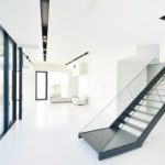 Die von Architekt Oliver Spiekermann kreierte Stahl-Glas-Treppe mit freischwebendem Antrittspodest führt ins erste Obergeschoss und weiter ins 2. OG. Bild: Architekten Spiekermann